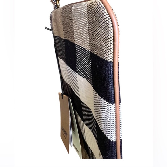 Burberry Peyton Check Canvas & Leather Wristlet- Authentic NWT LG 9.4in x 5.9in - Picture 4 of 6